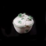 Large Herend Heart-Shaped Jewelry Box with Apponyi Pattern and Rose Handle - Image 4