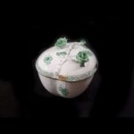 Large Herend Heart-Shaped Jewelry Box with Apponyi Pattern and Rose Handle - Image 5