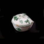 Large Herend Heart-Shaped Jewelry Box with Apponyi Pattern and Rose Handle - Image 9