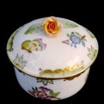 Herend Victoria (VBA) Pattern Sugar Bowl with Rose Finial - Image 3